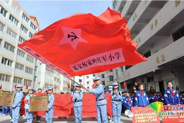 2013年4月2日,全国红军小学建设工程理事会为延安杨家岭红军小学授旗授牌。 中国青年网通讯员熊伟摄 杨家岭福州希望小学前身是杨家岭小学,创建于1974年。1995年,时任福建省委常委、福州市委书记的习近平发起了“千家企业创建千所学校”爱心活动,在他的倡导和协调下,福州市企业为支持老区延安的教育事业,捐款52万元为杨家岭小学修建了新教学楼。为了纪念习近平和福州人民的深情厚谊,校名特意改为“杨家岭福州希望小学”。2008年5月21日,该校的少先队员们为了表达