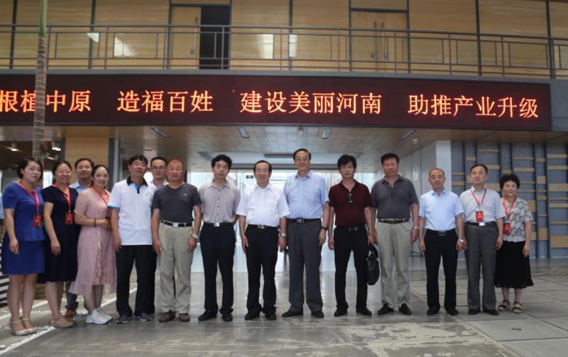 王加伟主任应邀出席中国鄢陵航天农业与食品产业发展高峰论坛并作主旨
