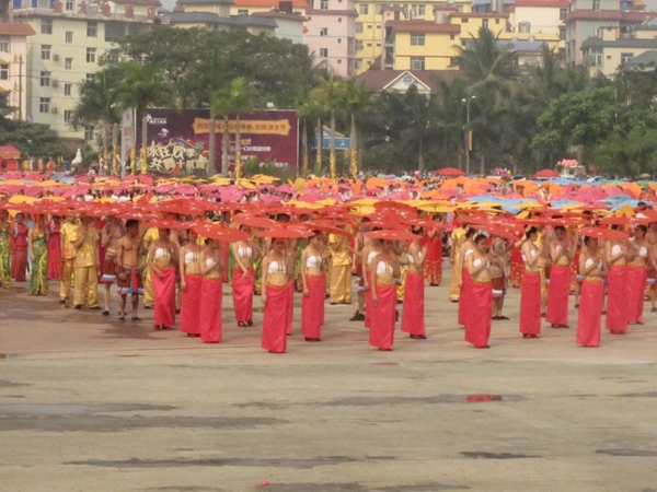 世界最大规模的傣族伞舞——2014西双版纳泼水节万人傣族伞舞