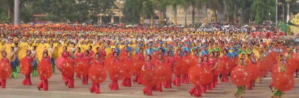 世界最大规模的傣族伞舞——2014西双版纳泼水节万人傣族伞舞