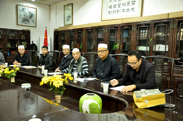 按照会议议程,清真大寺寺管会副主任马克谦宣读聘任定纪平阿訇为