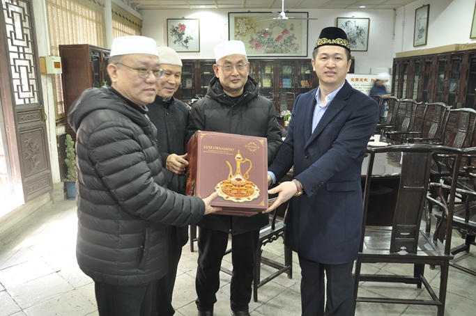 西安市伊协副秘书长贾纯义,马建春等人参加座谈会.