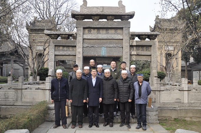 西安市伊协副秘书长贾纯义,马建春等人参加座谈会.