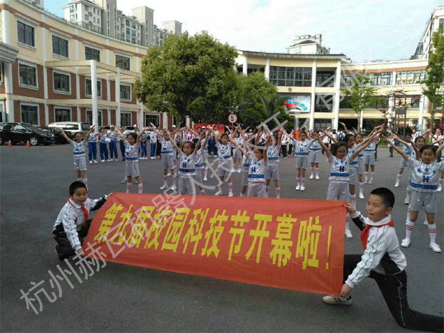 赫瓦机器人小班列队参加上海梓城学校科技节开幕