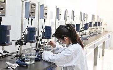  纤维素厂-淄博贝蕾化工公司员工对纤维素检测，一丝不苟