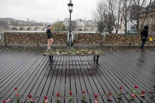 法国巴黎艺术桥护栏遍挂情人锁