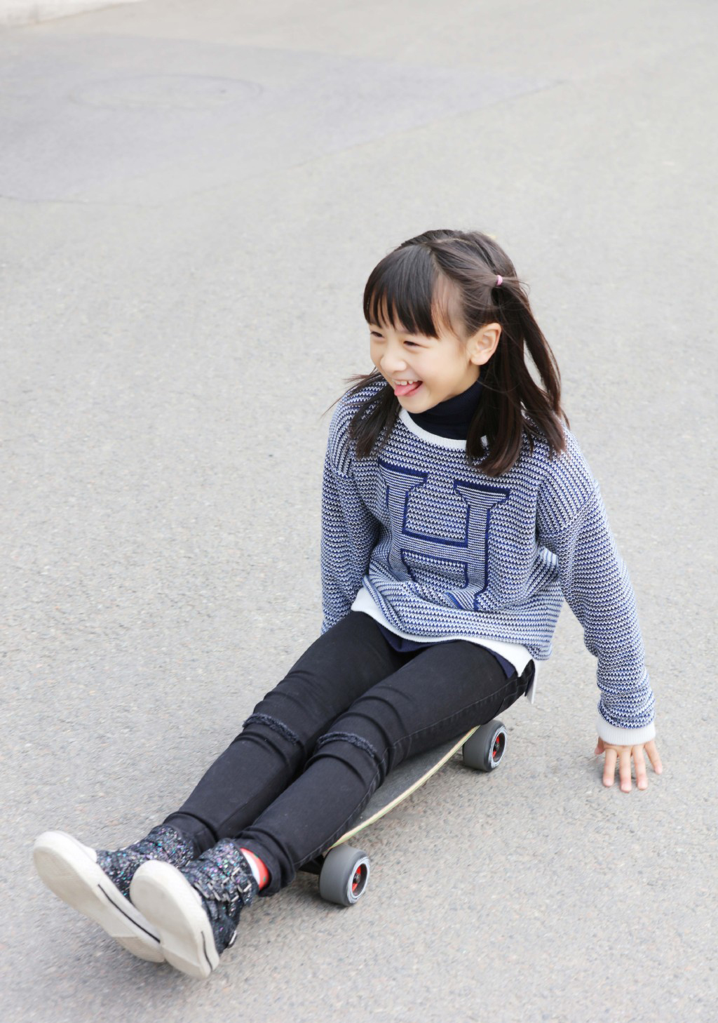 滑板少女森碟,坐着滑