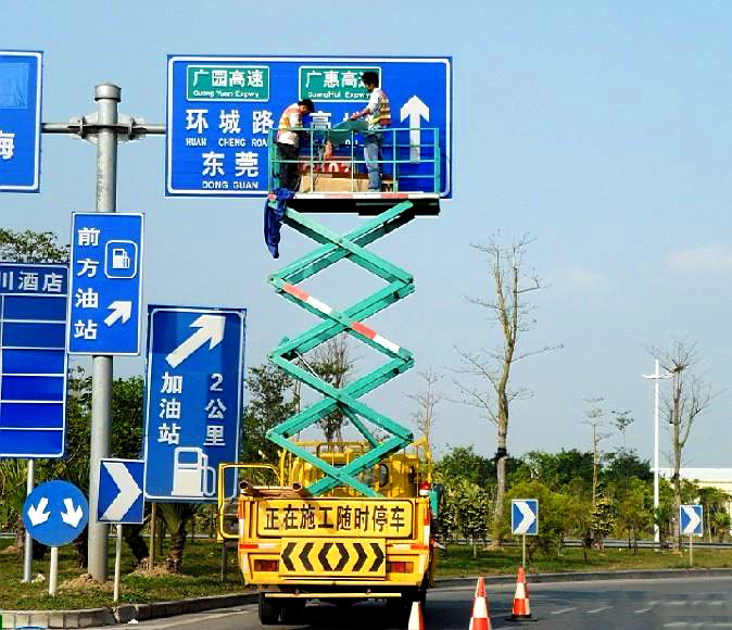 道路标识牌安装