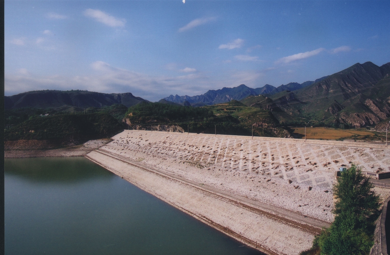 水库堤坝