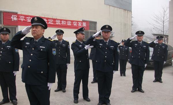 郑州 免费为队员换发新式服装-中国保安网