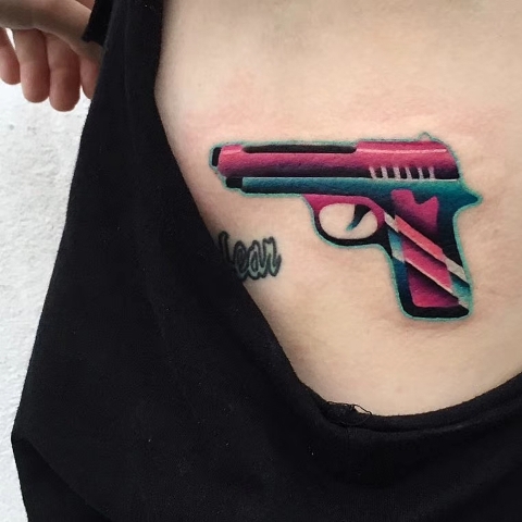 胸部手枪彩色纹身 个性纹身图案，手枪纹身寓意与含义说法