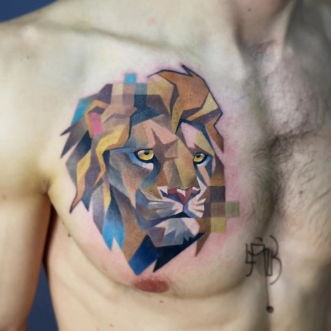 胸口狮头彩色纹身，狮子纹身寓意与纹身含义讲究说法