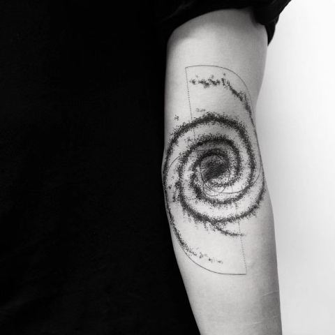 旋转的星系旋涡纹身星座刺青，漩涡纹身讲究与纹身寓意