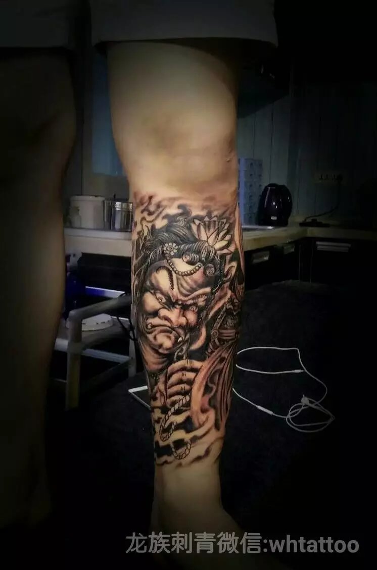 武汉龙族纹身-不动明王纹身包小腿黑白纹身作品与纹身含义寓意