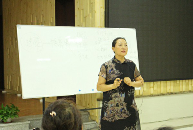 为让贵宾们了解田之缘的精髓,公司总经理吴红,育成学院特约教授袁立霞