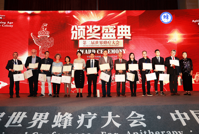 李万瑶会长为“2019年度优秀论文获奖者”颁发证书与奖品
