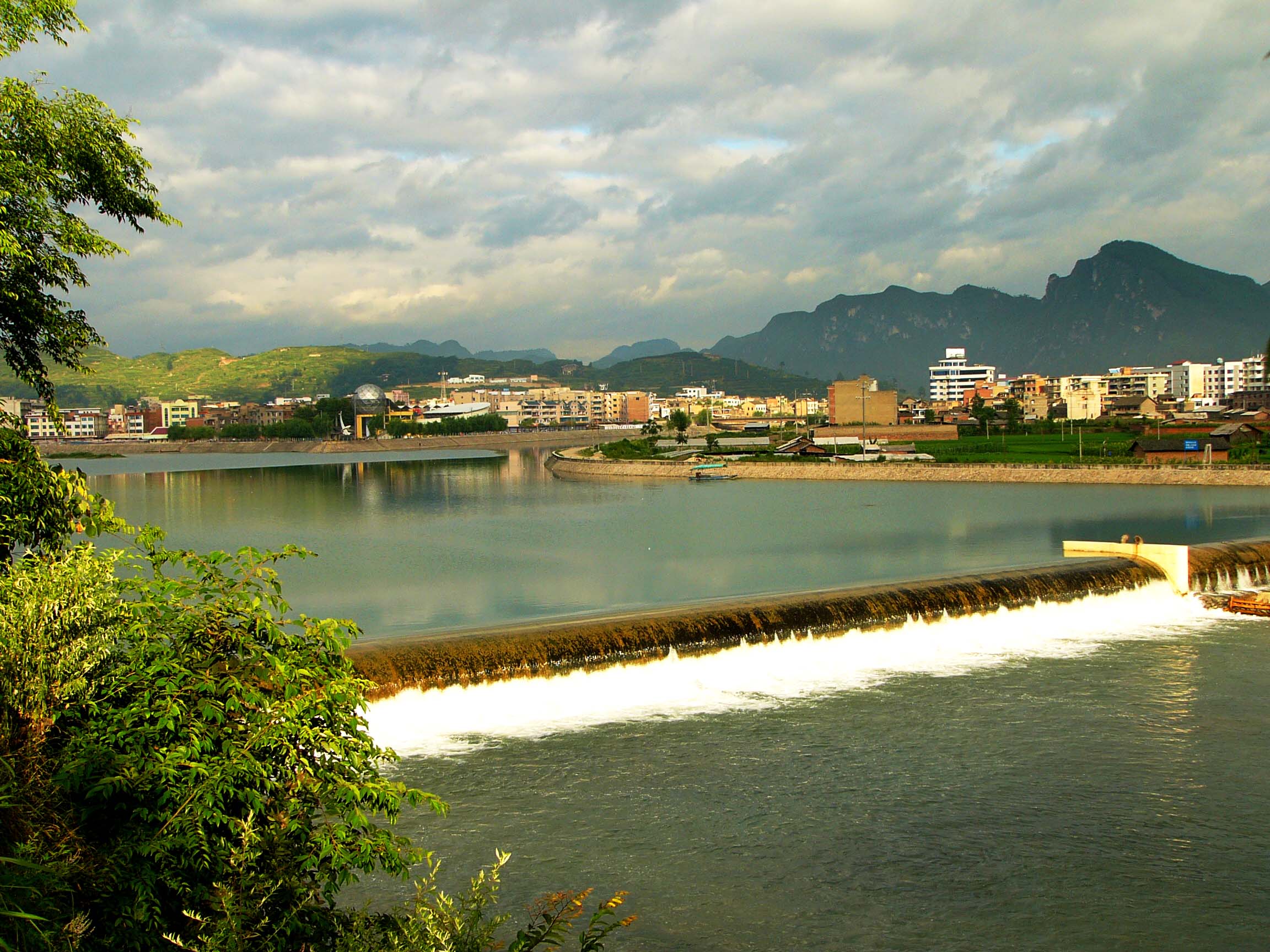 投资总额: 10亿元 项目概况:正街片区位于施秉县城区北侧,舞阳河南岸
