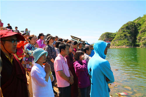 尊贵的敦珠仁波切举行放生和为广大众生发愿回向