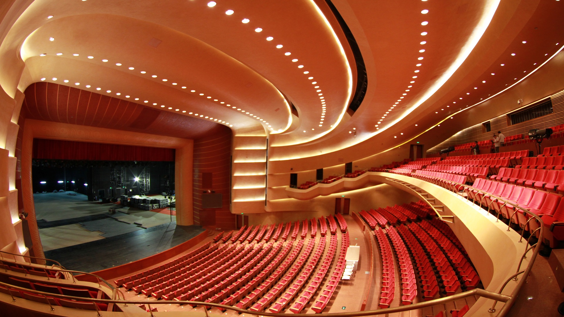 已于2011年正式建成投入运行,该剧院以满足省内外大型歌舞表演,音乐