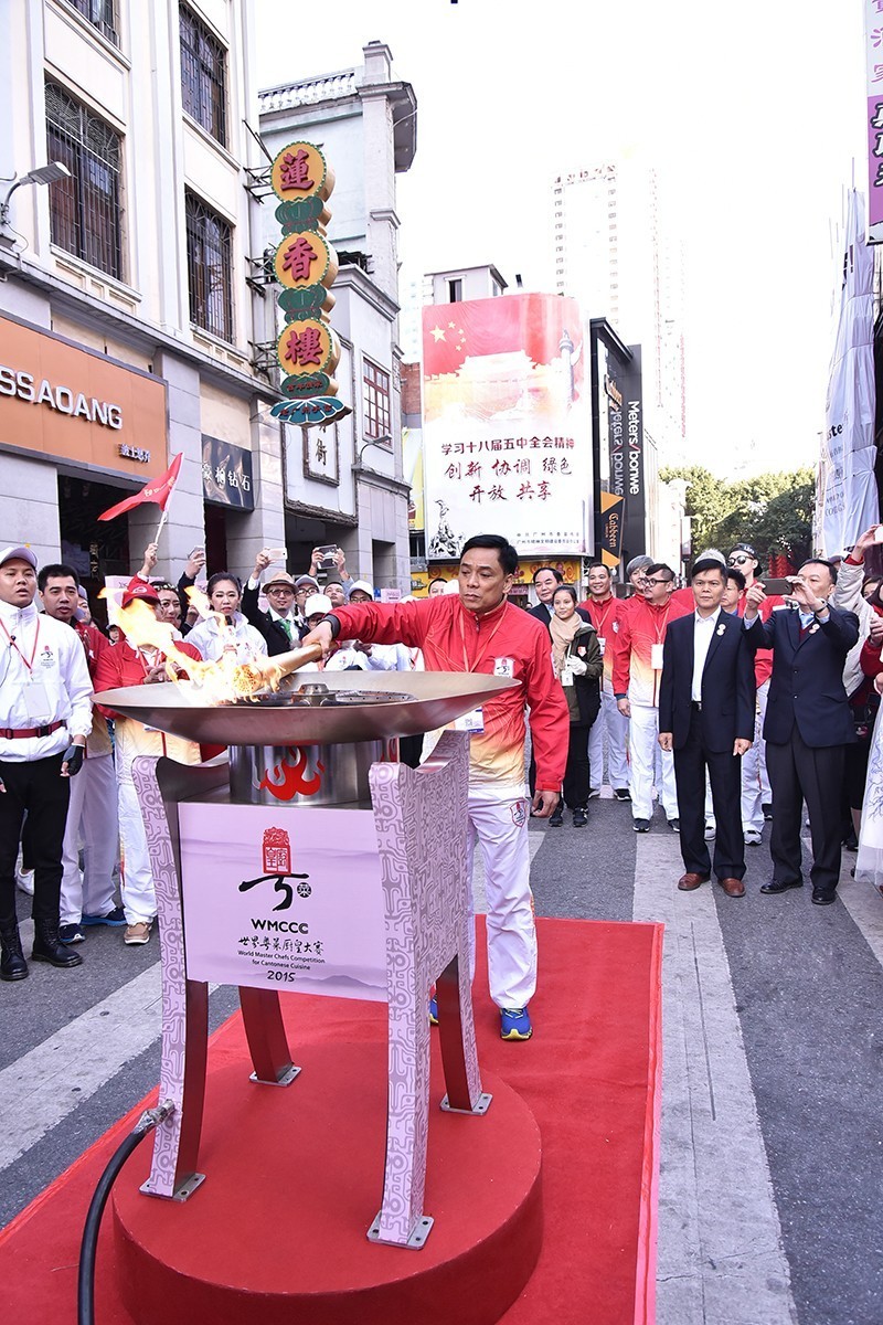 世界粤菜厨皇会主席—梁日东先生点燃火种盆