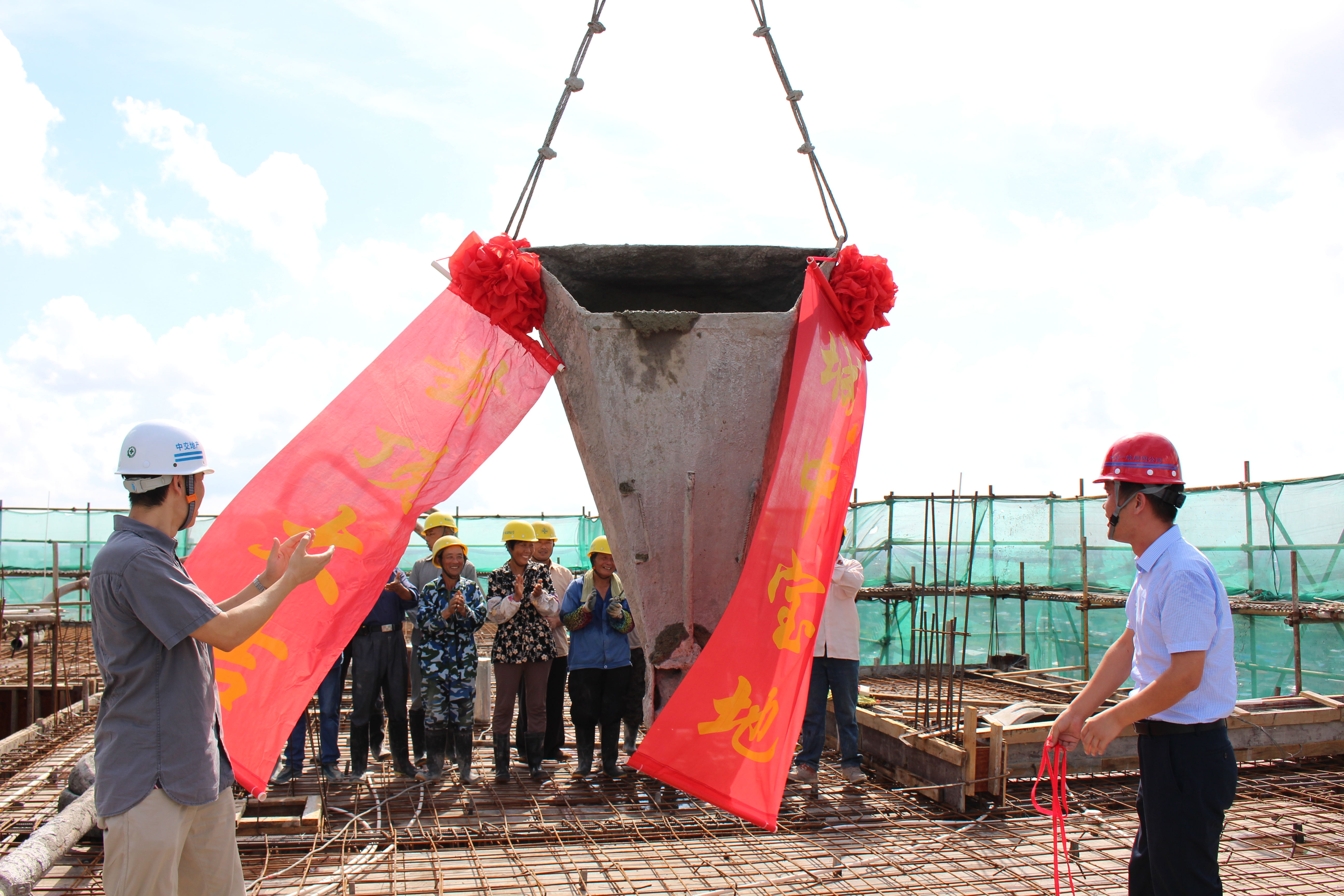图为中交美庐城项目封顶仪式现场