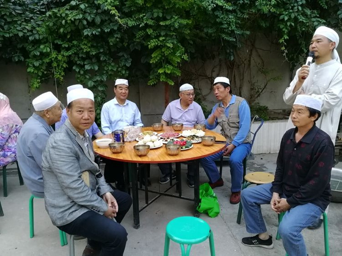 全市各清真寺在祥和平静温馨的气氛中欢度斋月吉日.