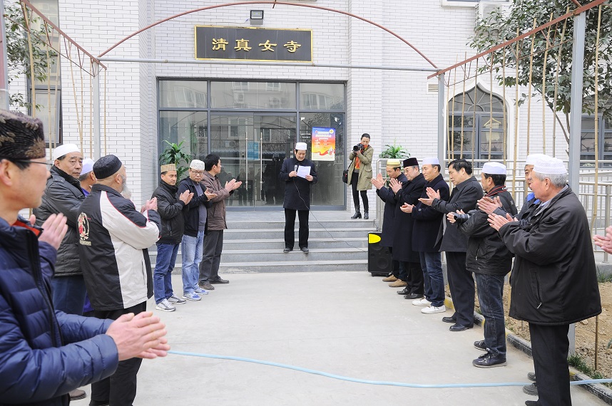 北关清真寺王富存阿訇栽种树苗)(马贵平秘书长为新栽种树苗浇水)(海红