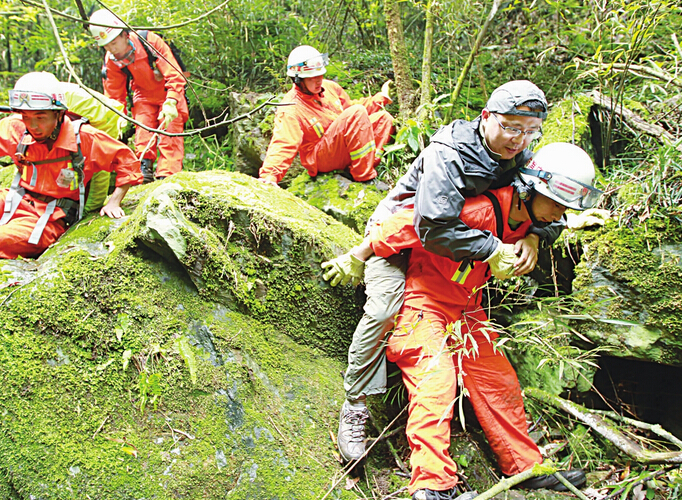 驴友探险不怕丢北斗户外应急救援
