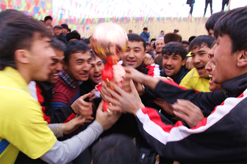 春节来临,新疆阿图什市上阿图什镇举行了"葱岭杯"足球比赛.