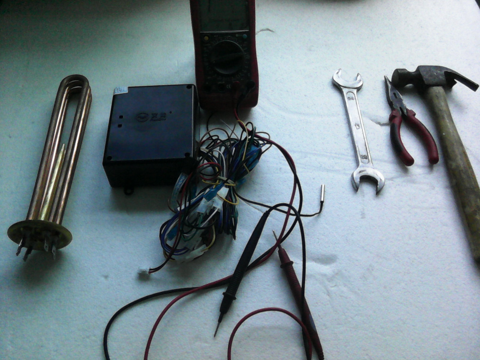 师傅现场维修电开水器