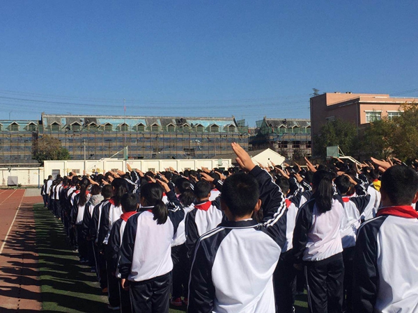 陶家湾校区举行"西部送温暖"主题升旗仪式-北京市第十七中学