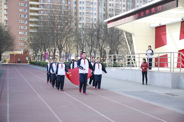 赛洛城校区举行"珍爱生命,安全伴我行"主题升旗仪式-北京市第十七中学